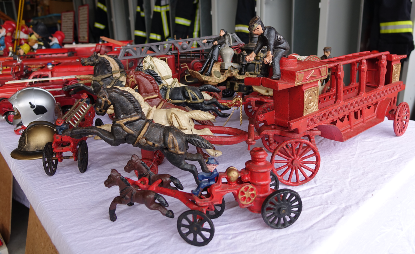 Une magnifique exposition de véhicules de pompiers du monde entier rehausse les portes ouvertes.