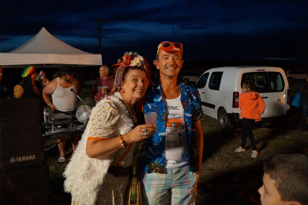 Des participants arborent le look Camping 80'...