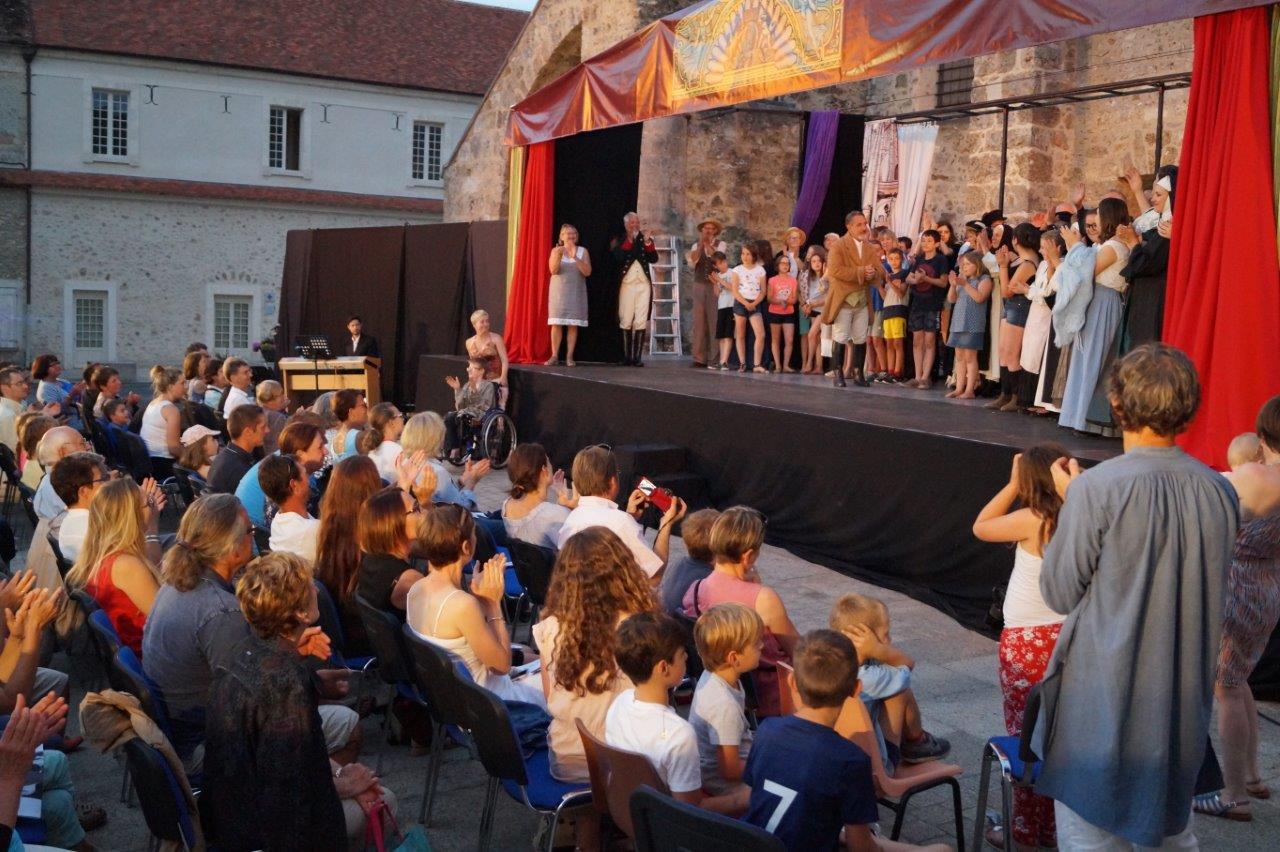 L'épisode 2 a rassemblé près de cinquante comédiens sur scène.