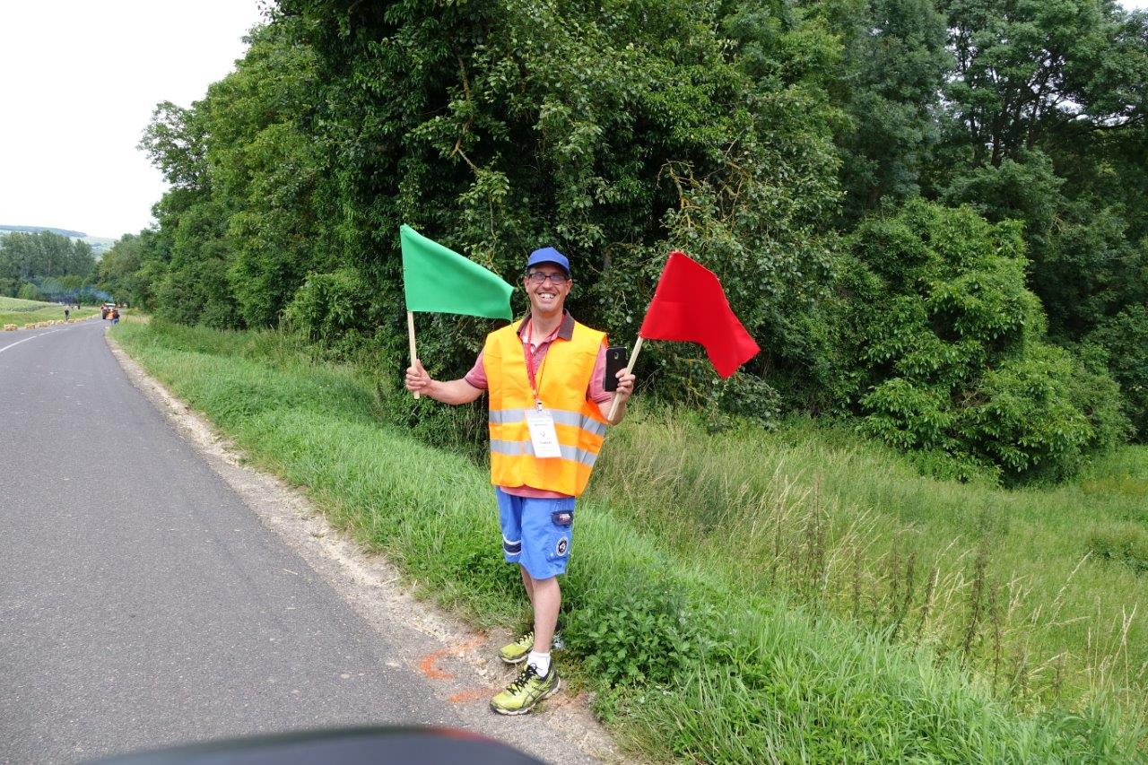 Les 11 commissaires de piste répartis tout au long de la descente assurent la sécurité des pilotes et du public.