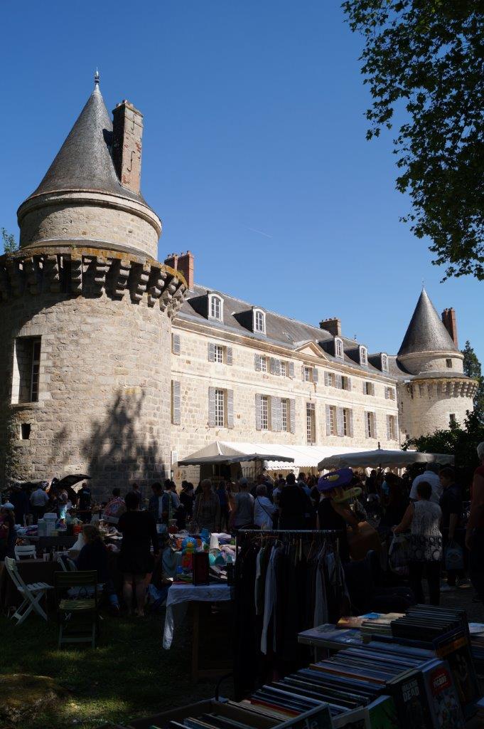 Sous le soleil, la demeure est splendide.