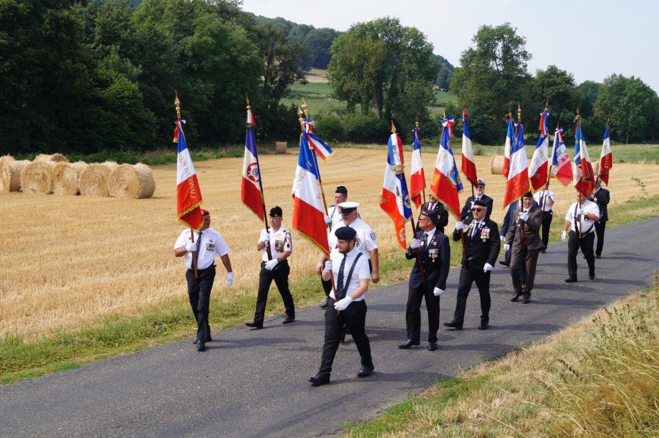 D'un pas cadencé, porte-drapeaux, officiels, et une poignée d'habitants ont rejoint le bourg de La Chapelle-Monthodon distant de 1 100 mètres...