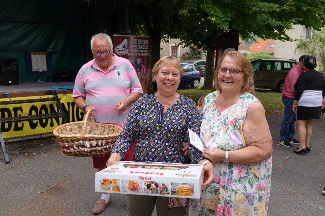 A droite, Madame Daniel, de Connigis, est l'heureuse gagnante d'une crêpière.