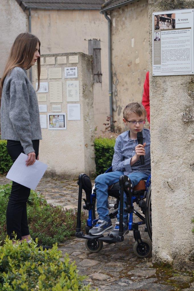 Deux adolescents de la commune nouvelle Vallées-en-Champagne lisent quelques textes écrits par des passeurs de mémoire et apposés sur le Mur de mémoire vivante.