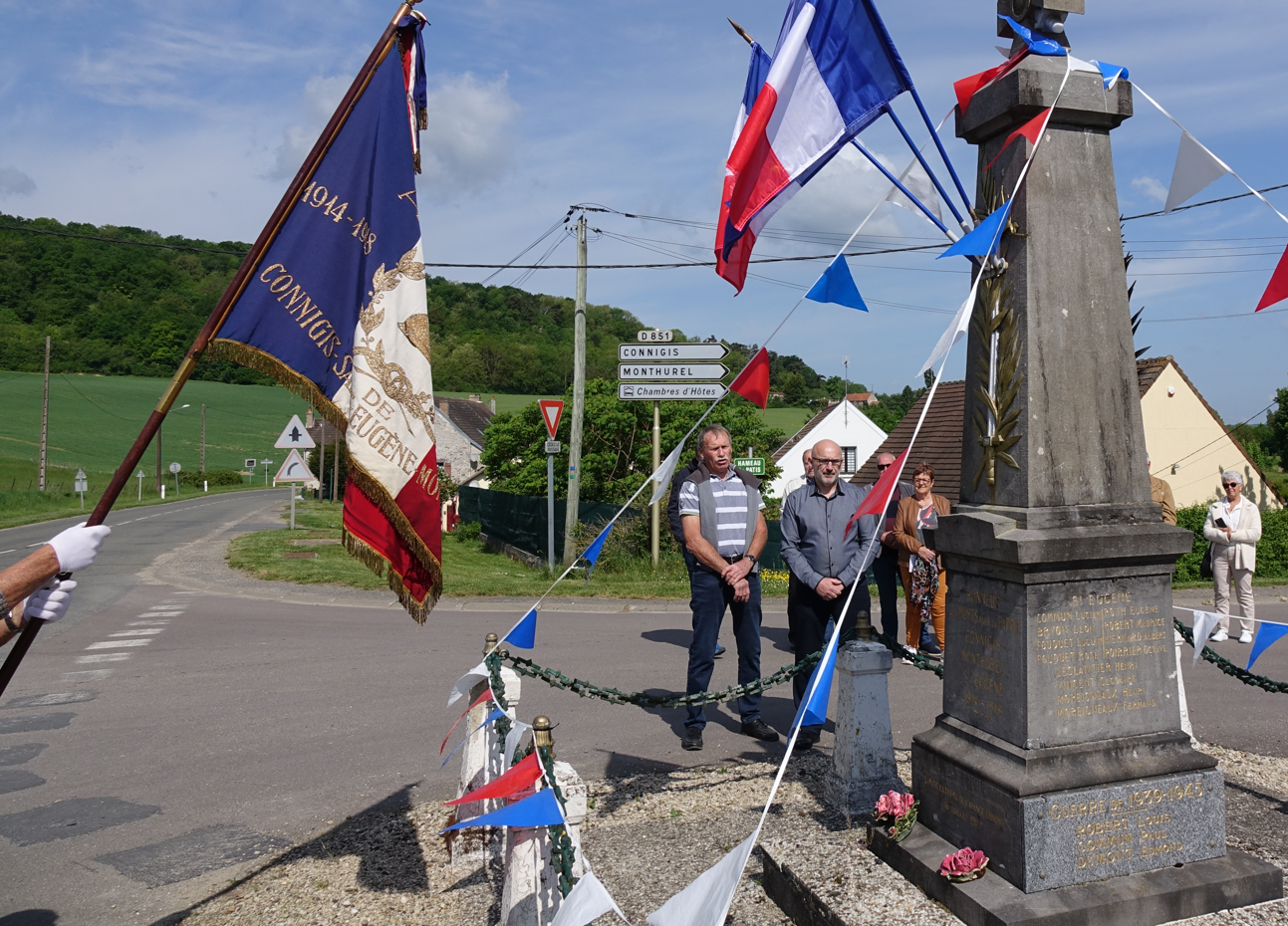 De gauche à droite : Didier Salot, maire de Connigis et Michaël Peugniez pour l'appel aux morts de Connigis.