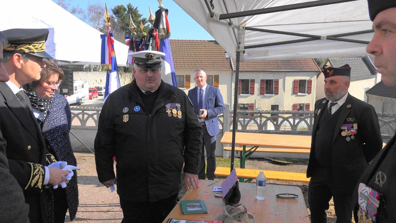 Au centre : Christophe Delannoy présente les diverses associations patriotiques au sous-préfet Ronan Léaustic...