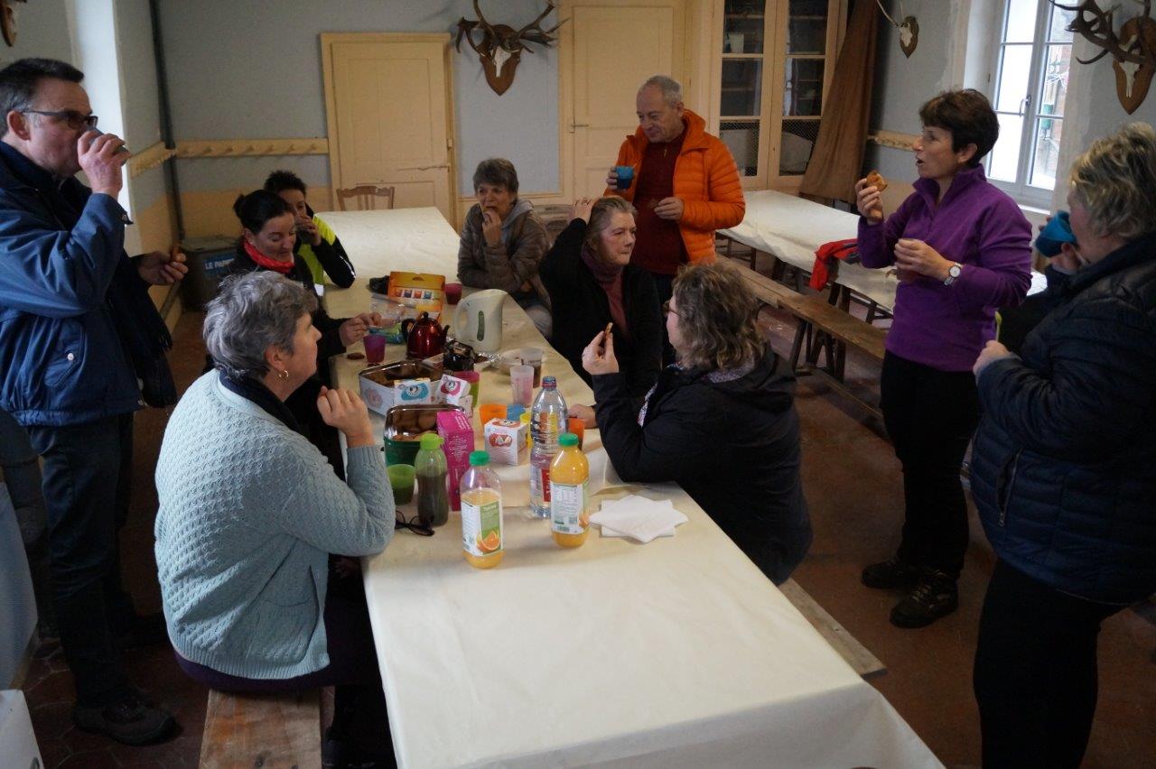 A l'issue de la marche, la petite salle communale de La Chapelle-Monthodon, prêtée gracieusement par la maire déléguée Jacqueline Picart, a accueilli les participants pour le verre de la fraternité.