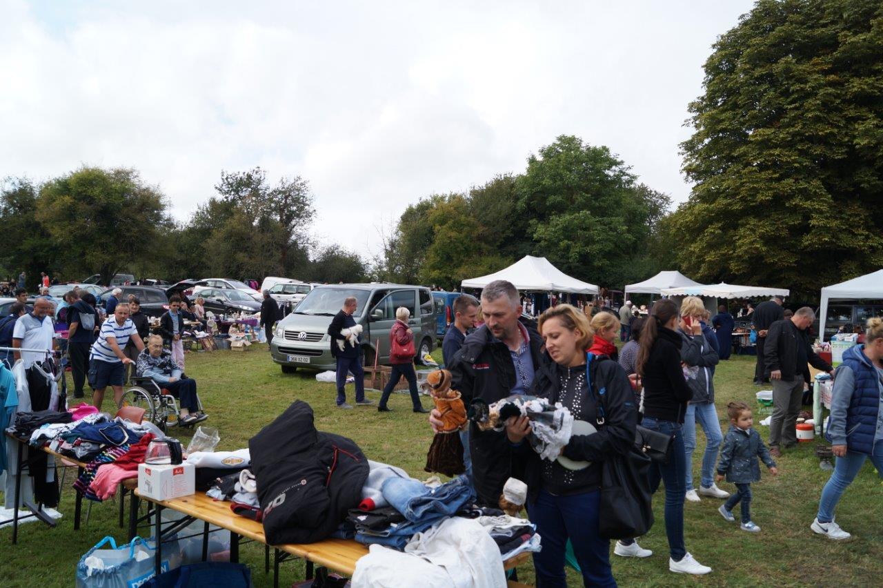 Le parc de la mairie accueille désormais la brocante.