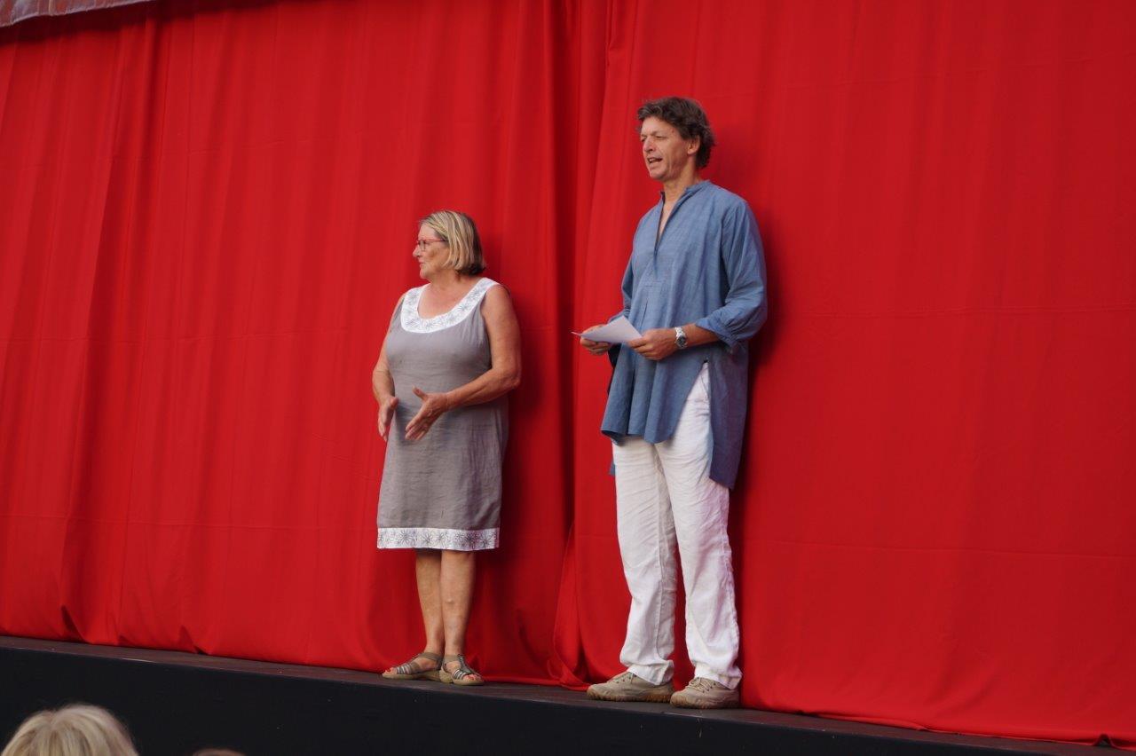 De gauche à droite : Chantal Toubart, présidente de Vallée du Surmelin et Bernard Metzger, élu de la mairie d'Orbais-l'Abbaye, ont accueilli, samedi 30 juin, le public sur la place Jehan d'Orbais.