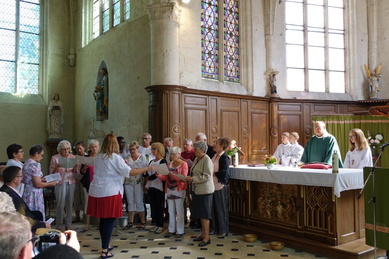 La chorale "Sans façon" dirigée par Christelle Bray assure la partie chantée lors de la messe.