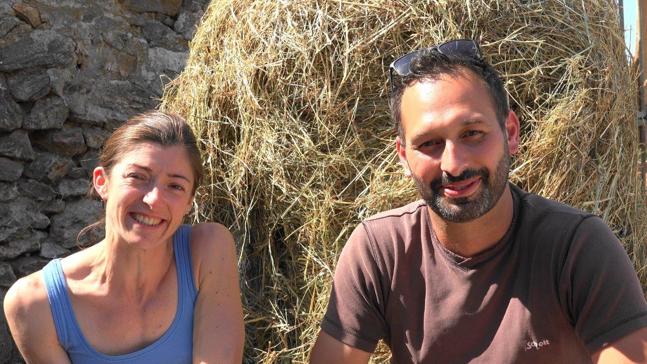 Marina et David accueillent les amateurs de fromages de chèvre.