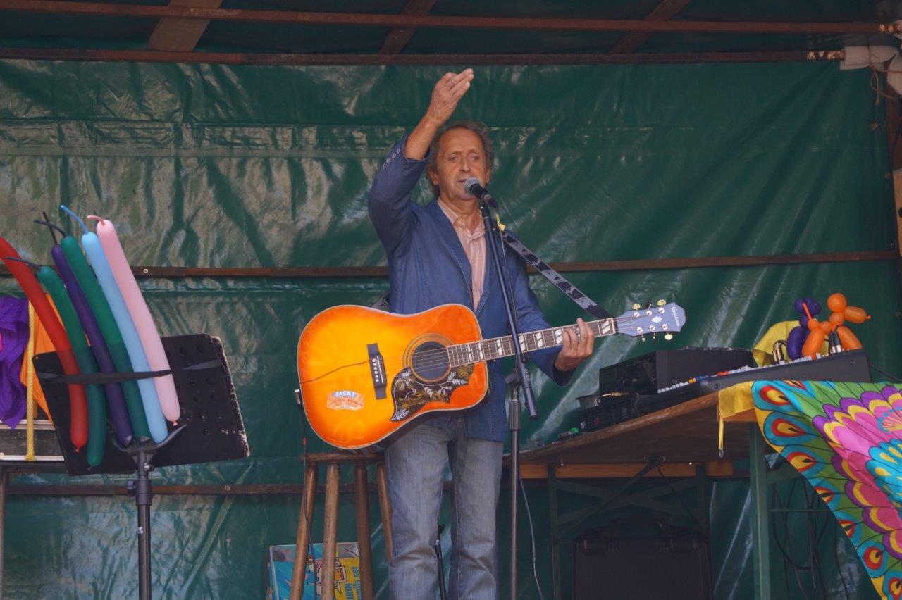 Venu de l'Oise, Jacky présente un spectacle composé de chansons, d'humour et de magie...