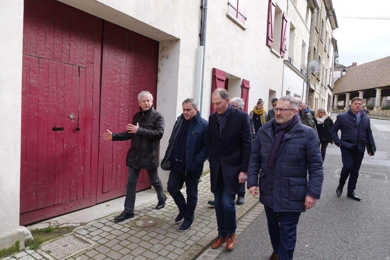 Le groupe passe devant le 10 Grande rue, un bâtiment communal rénové et dédié à la location de logements.