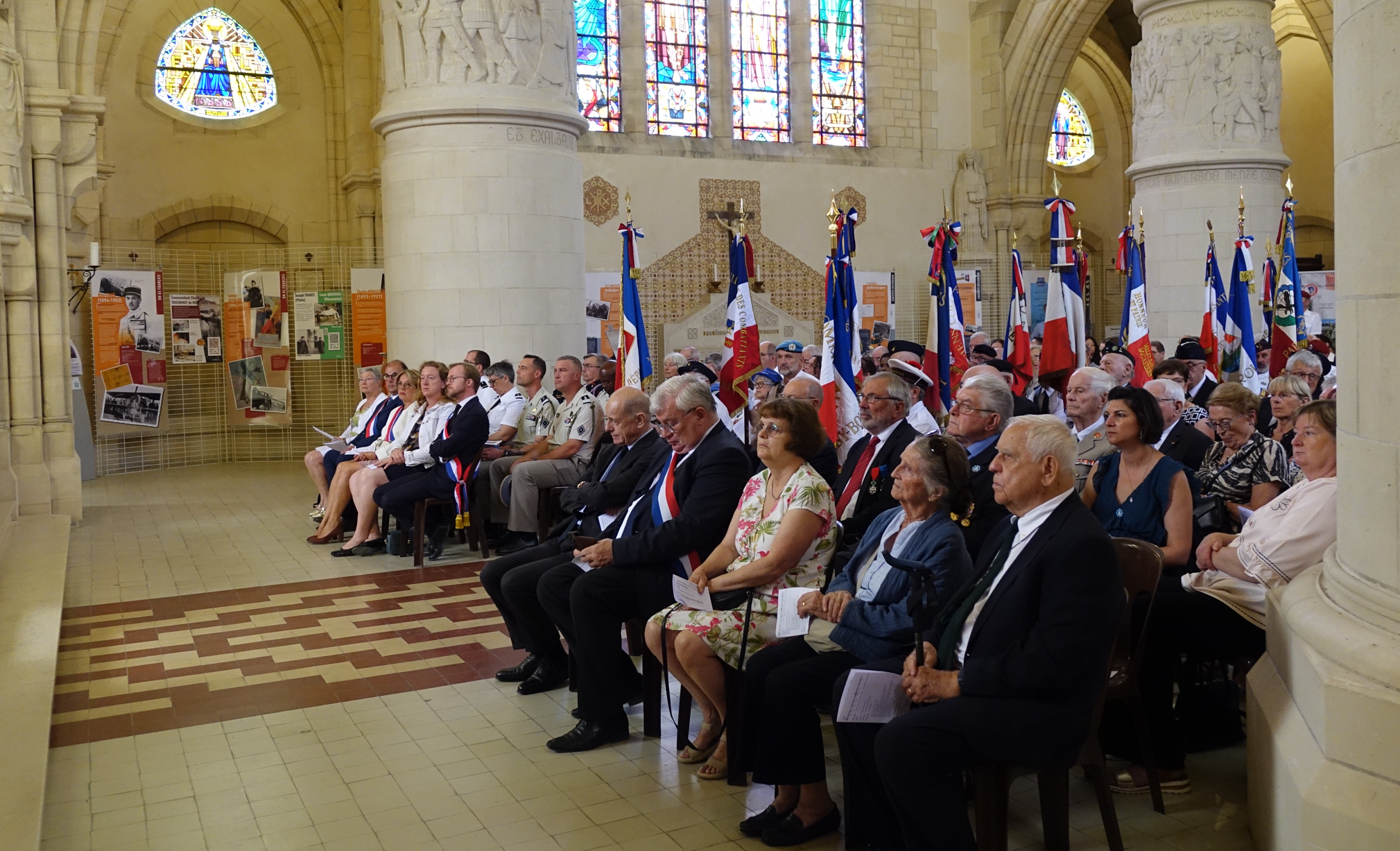 La messe s'est déroulée devant un parterre d'autorités civiles et militaires...