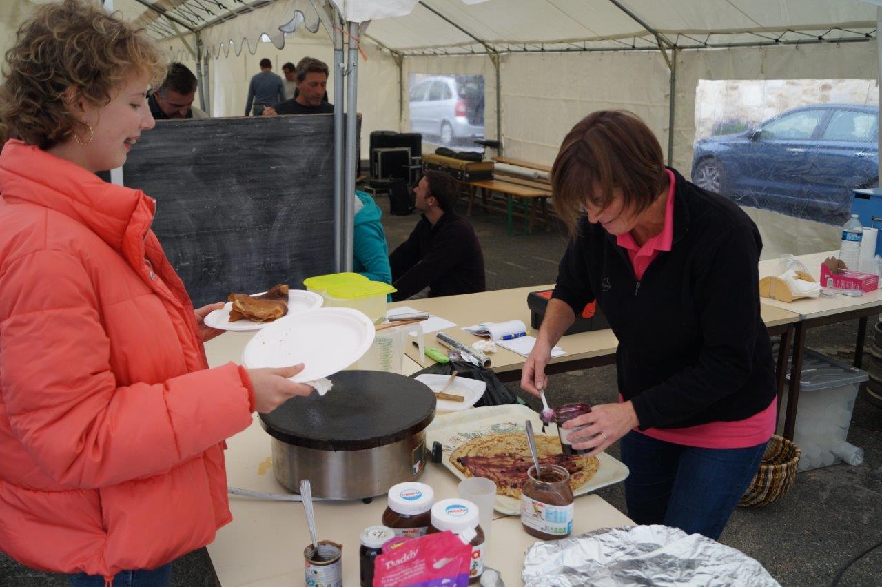 A quatre heures, les crêpes de Céline Picart, secrétaire du comité des fêtes odonien, viennent boucher un petit creux.