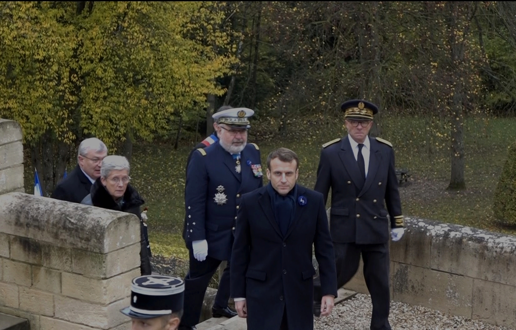 Emmanuel Macron a gravi les 52 marches qui mènent à l'esplanade supérieure du mémorial.