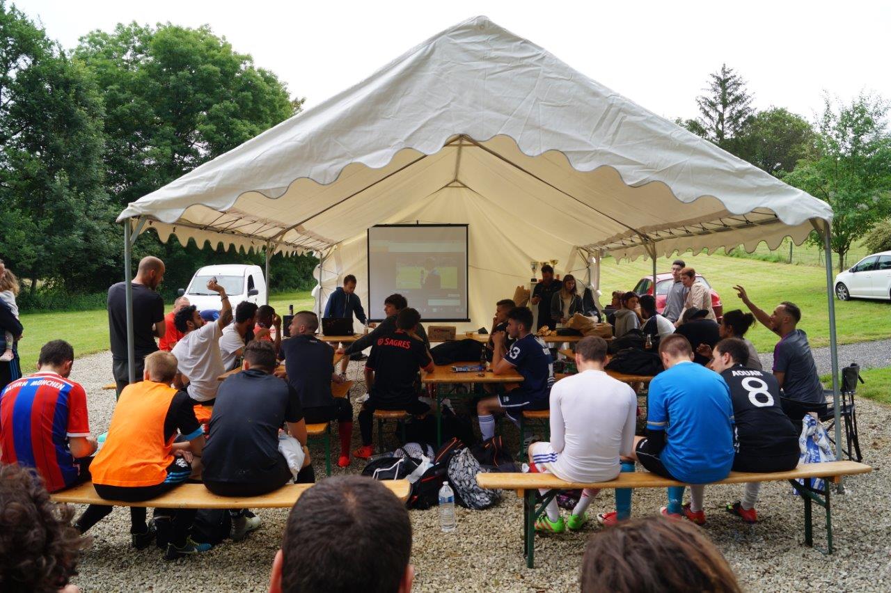 A 11h45, tout le monde s'installe sous le chapiteau pour suivre l'entrée des Bleus à la Coupe du Monde 2018...