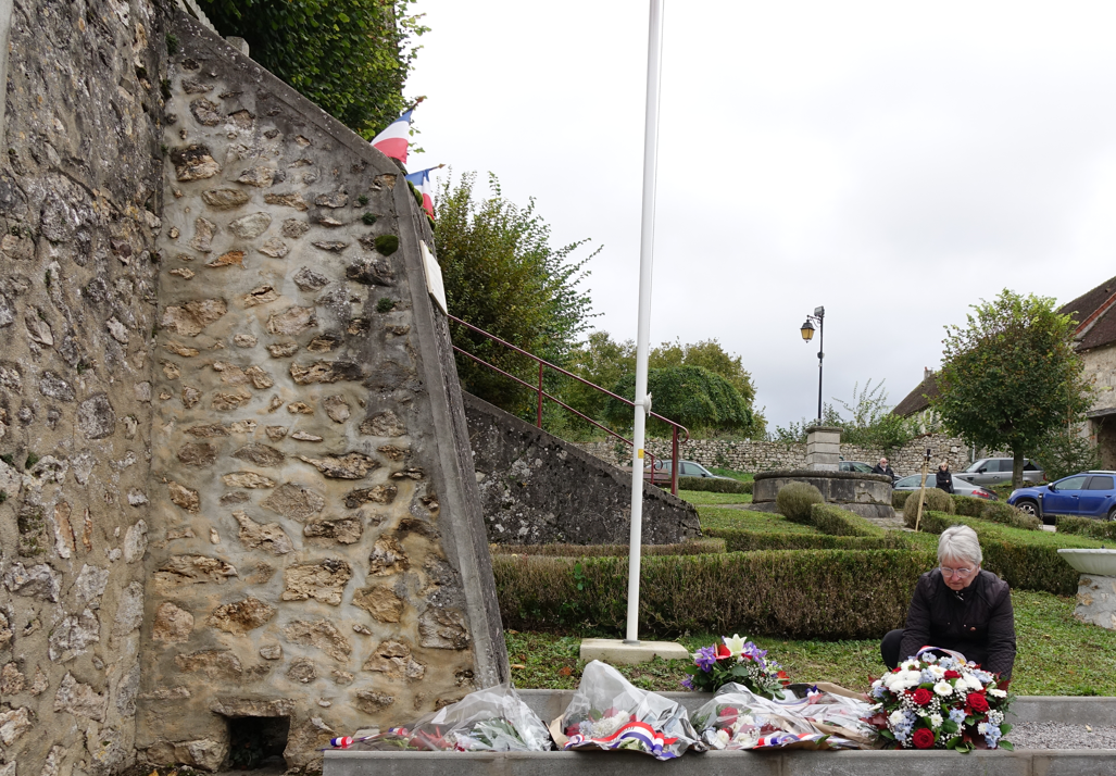 Gerbe de fleurs déposée par Elisabeth Clobourse conseillère régionale Hauts-de-France et présidente de la Communauté de communes du canton de Charly-sur-Marne (C4).