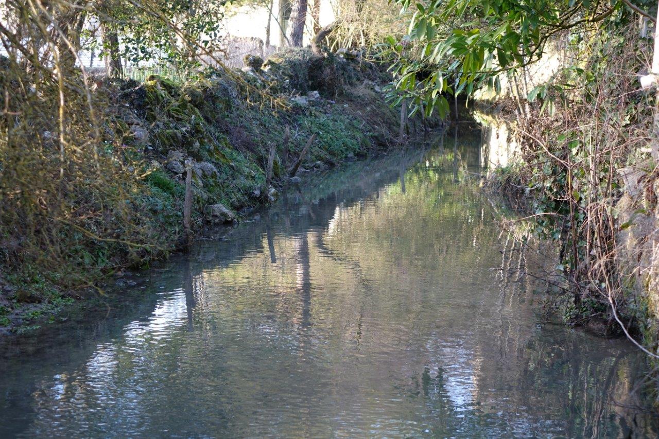 La Royère alimente le lavoir.