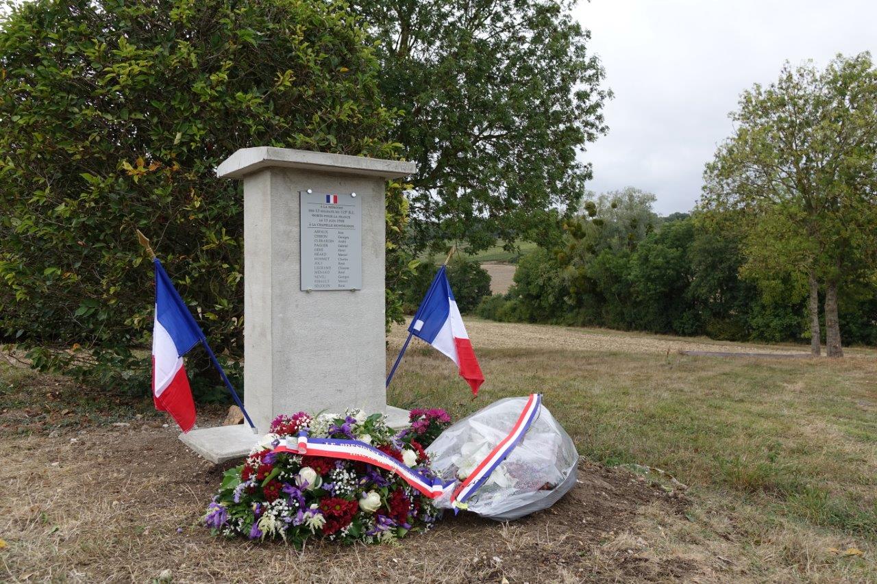 La stèle a été érigée par Fabrice Vignot, employé communal de Vallées-en-Champagne, et Marcel Dartinet, 1er adjoint au maire.