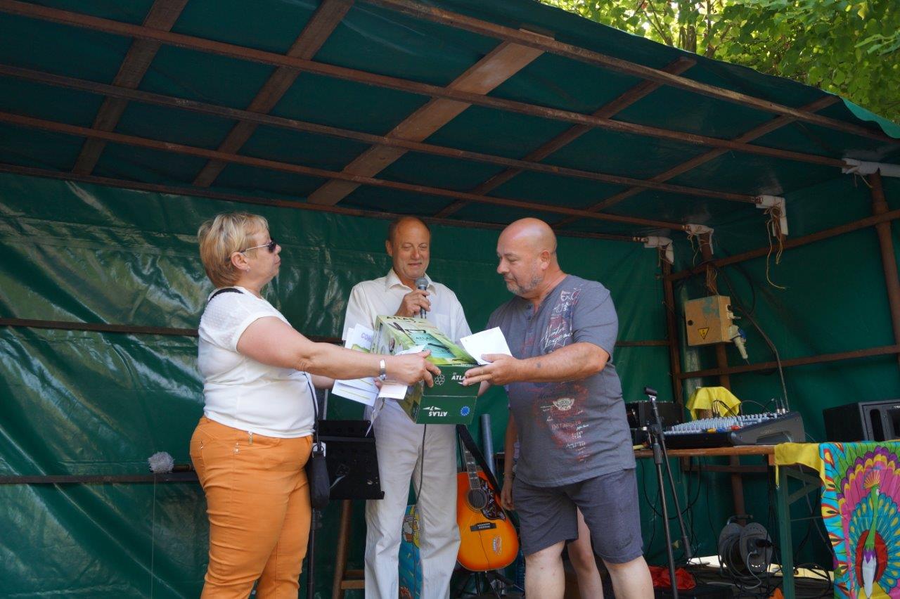 De gauche à droite : Patricia Salot, Bernard Honoré et Denis Weiss, l'heureux gagnant du pulvérisateur de jardin...
