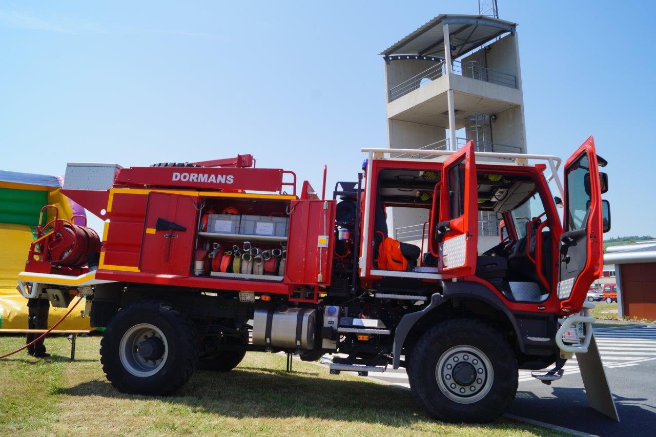Le camion-citerne feux de forêt 4000 est destiné aux feux de forêt, d'écorces, de véhicules en milieu tout terrain.