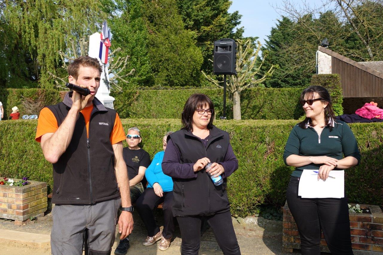 De gauche à droite : Louison Tanet, président du Comité des fêtes, Marina Trigo Duarte et Clarisse Destouches, en charge du tableau de marque, dévoilent le classement final du concours.