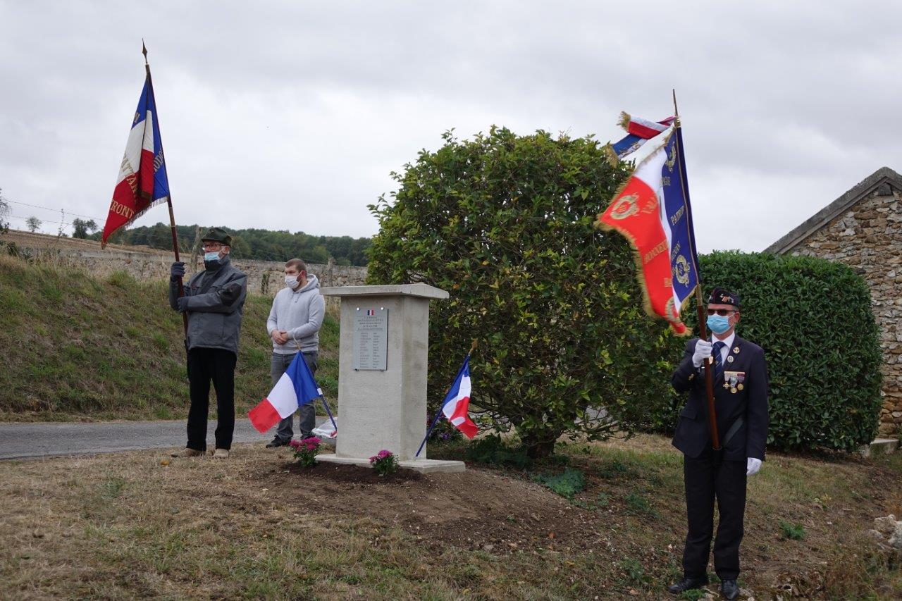 De gauche à droite : les porte-drapeaux Jacques Cernet et Marcel Dartinet. Ce dernier, 1er adjoint au maire de Vallées-en-Champagne, est le porte-drapeau officiel de la commune nouvelle.