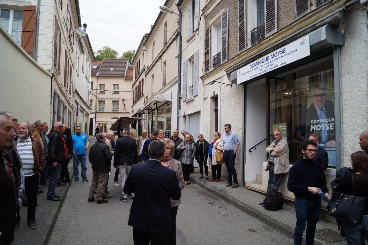 La foule se presse devant le QG de campagne de Dominique Moyse...
