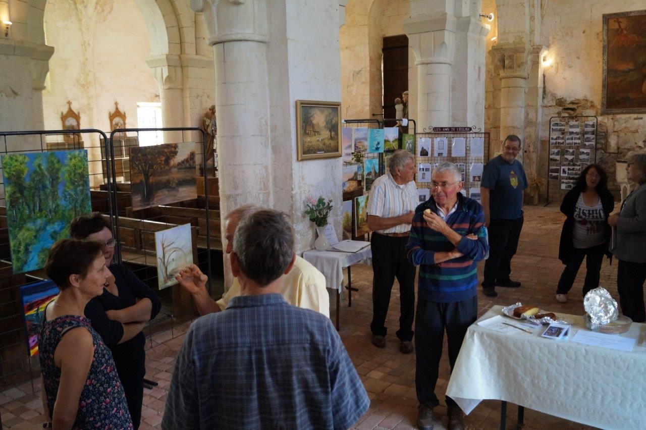 Ils montent à Montlevon à pied, en voiture et même à bicyclette... électrique : les visiteurs font honneur à l'exposition.