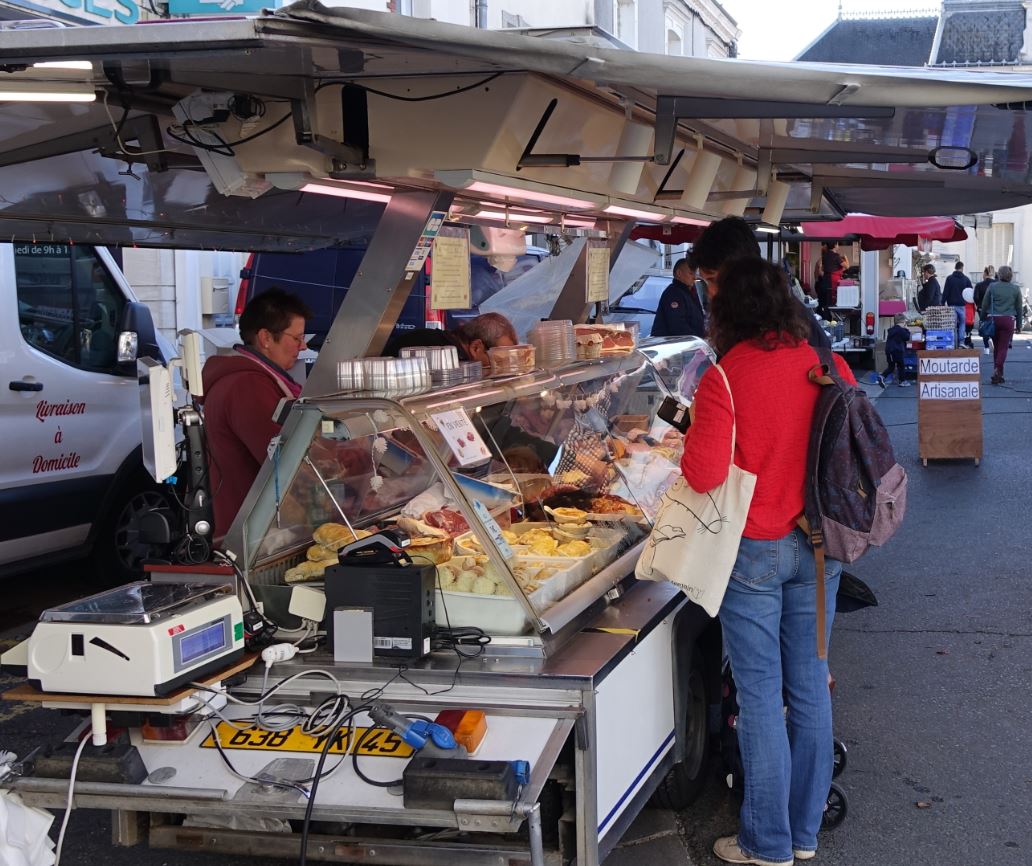 Le marché hebdomadaire, avec uniquement ses produits alimentaires, s'est tenu sur la Place de Luxembourg à la grande satisfaction des commerçants ambulants.