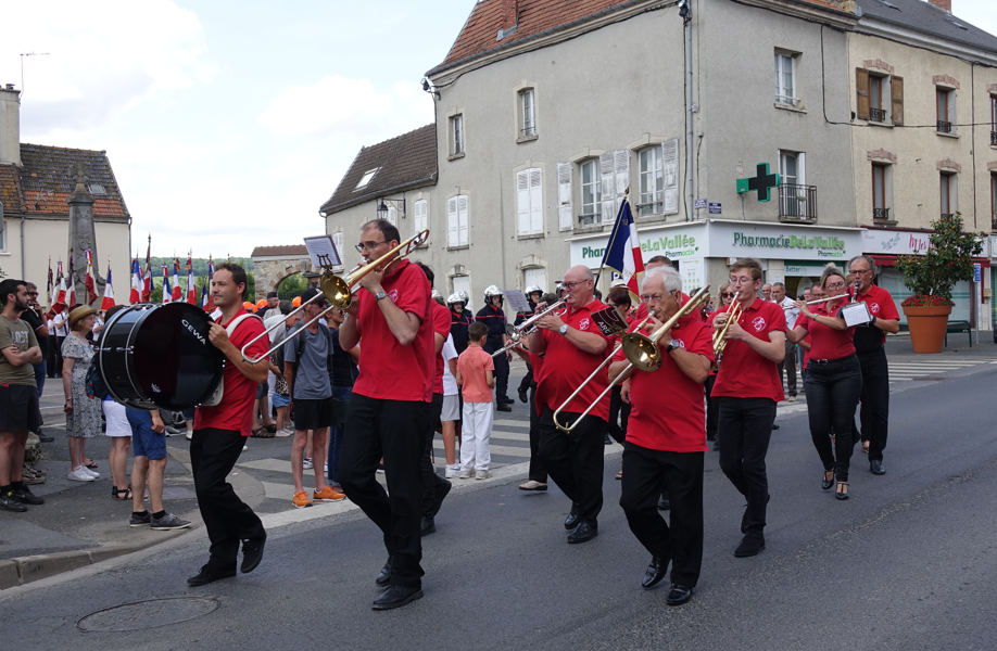 La Musique Municipale de Dormans ouvre le défilé jusqu'au Château de Dormans.