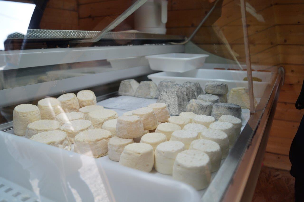 Cendré, parsemé d'échalotte, d'ail ou de fines herbes, à la figue ou aux poivrons : Les fromages fermiers au lait cru de chèvre partent comme des petits pains.