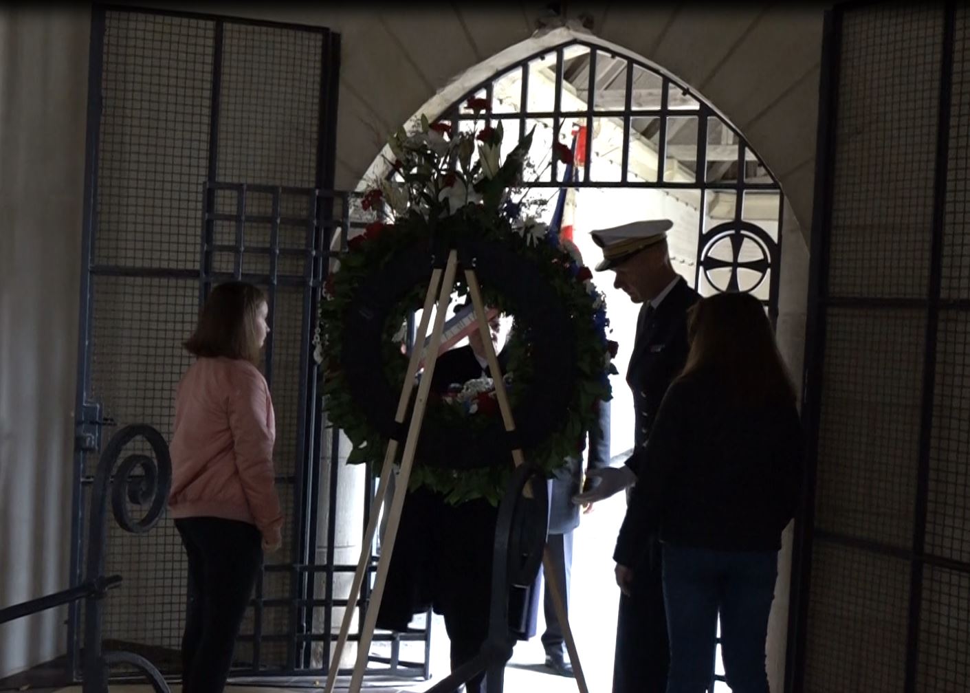 La gerbe de fleurs est déposée à l'entrée de l'ossuaire où l'on trouve 130 cercueils avec les corps de 1500 soldats dont 11 ont été identifiés.