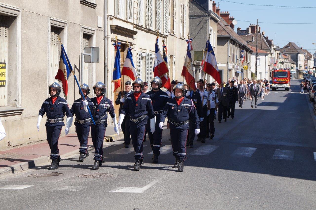Le cortège a rejoint la salle des fêtes d'un bon pas...