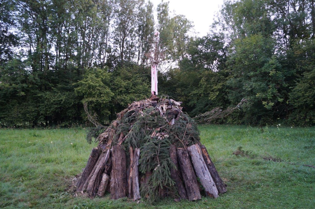 Protégé des averses de la matinée par une bâche, le bûcher a assuré le spectacle.