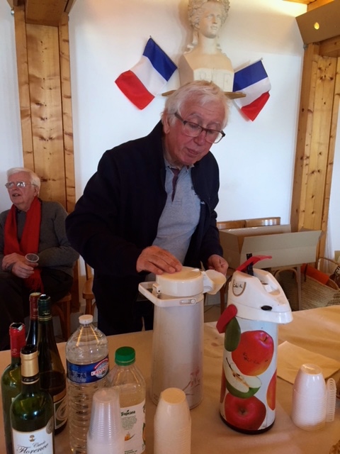 De retour à Condé-en-Brie, le groupe de marcheurs a rechargé les batteries dans la salle des Mariages.