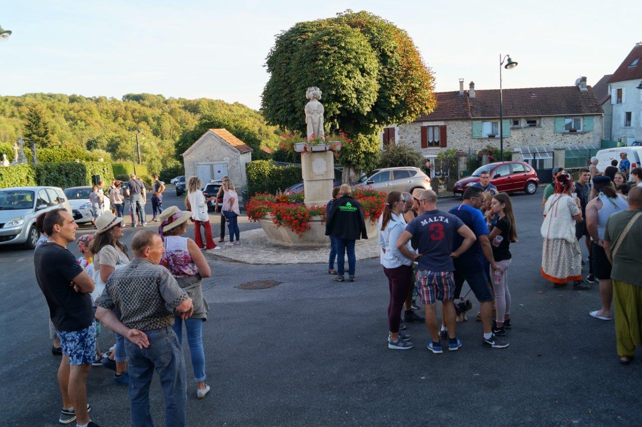La déambulation se poursuit dans le village...