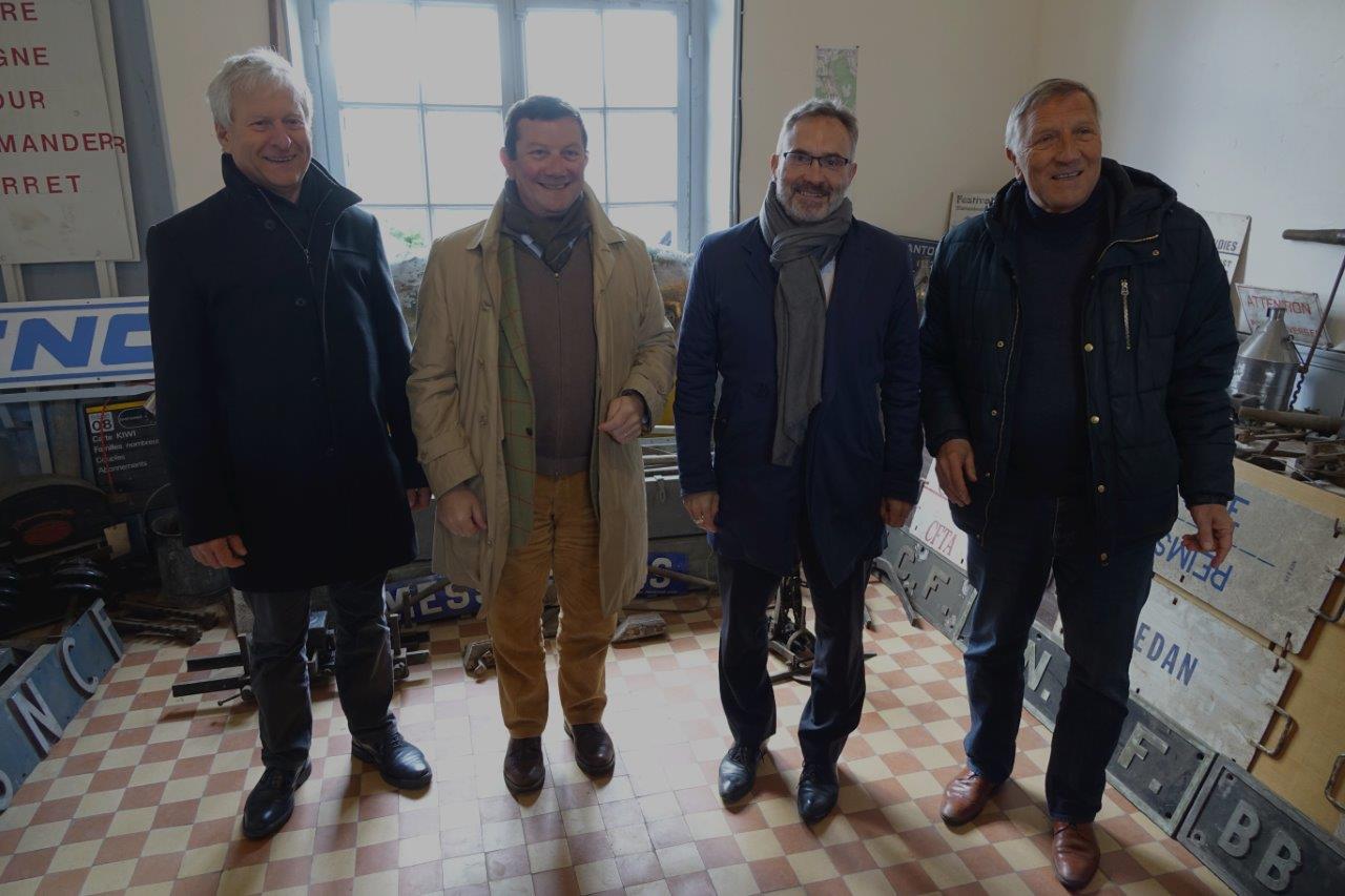 De gauche à droite : Eric Assier, Olivier Devron, Dominique Moyse et Jacques Krabal visitent la salle d'attente 2ème et 3ème classe transformée en musée ferroviaire...