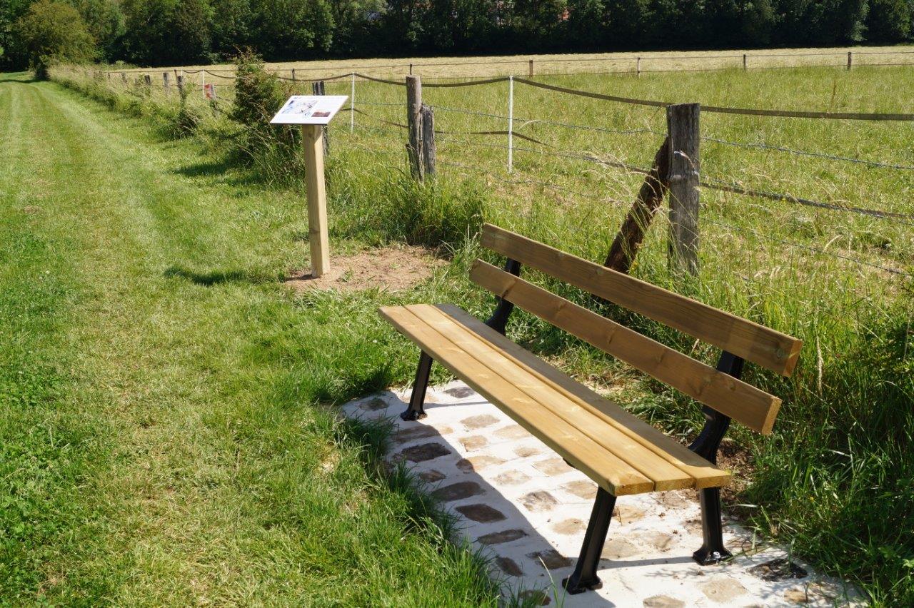 Un mobilier en bois implanté au bord du chemin de randonnée pédestre permet de se recueillir...