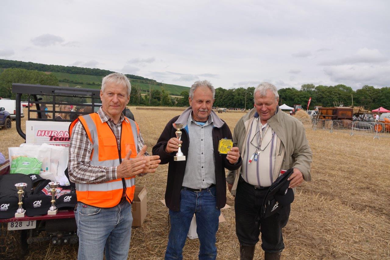 De gauche à droite, Eric Assier, Georges Verdoolaeghe, maire de Montigny-lès-Condé et gagnant du concours de labour à l'ancienne, Luc Dussaussoy, de l'association Fête de la Moisson du Sud de l'Aisne.