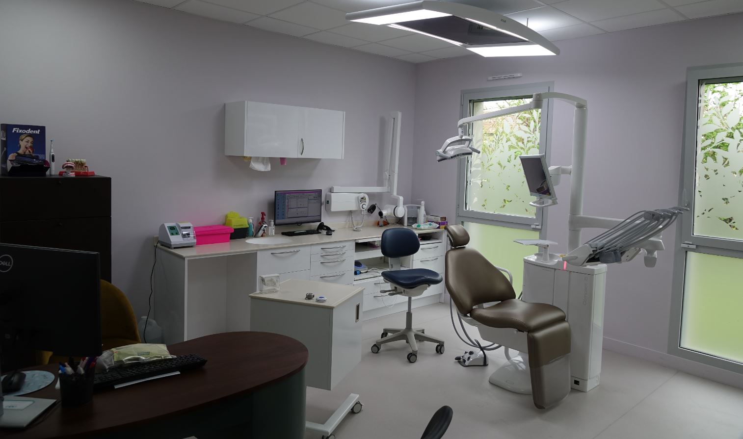 Le cabinet dentaire est composé de 3 salles de soin lumineuses qui donnent envie de s'assoir.