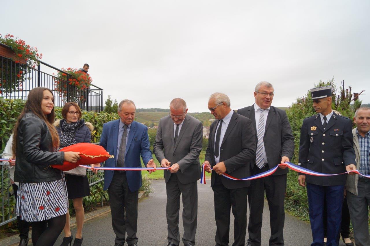 De gauche à droite : Hélène Henri, conseillère municipale du Breuil, Patrice Valentin, Eric Girardin, Didier Dépit, Christian Bruyen, Le lieutenant Hachemi Anneg et Jean-Pierre Paris.