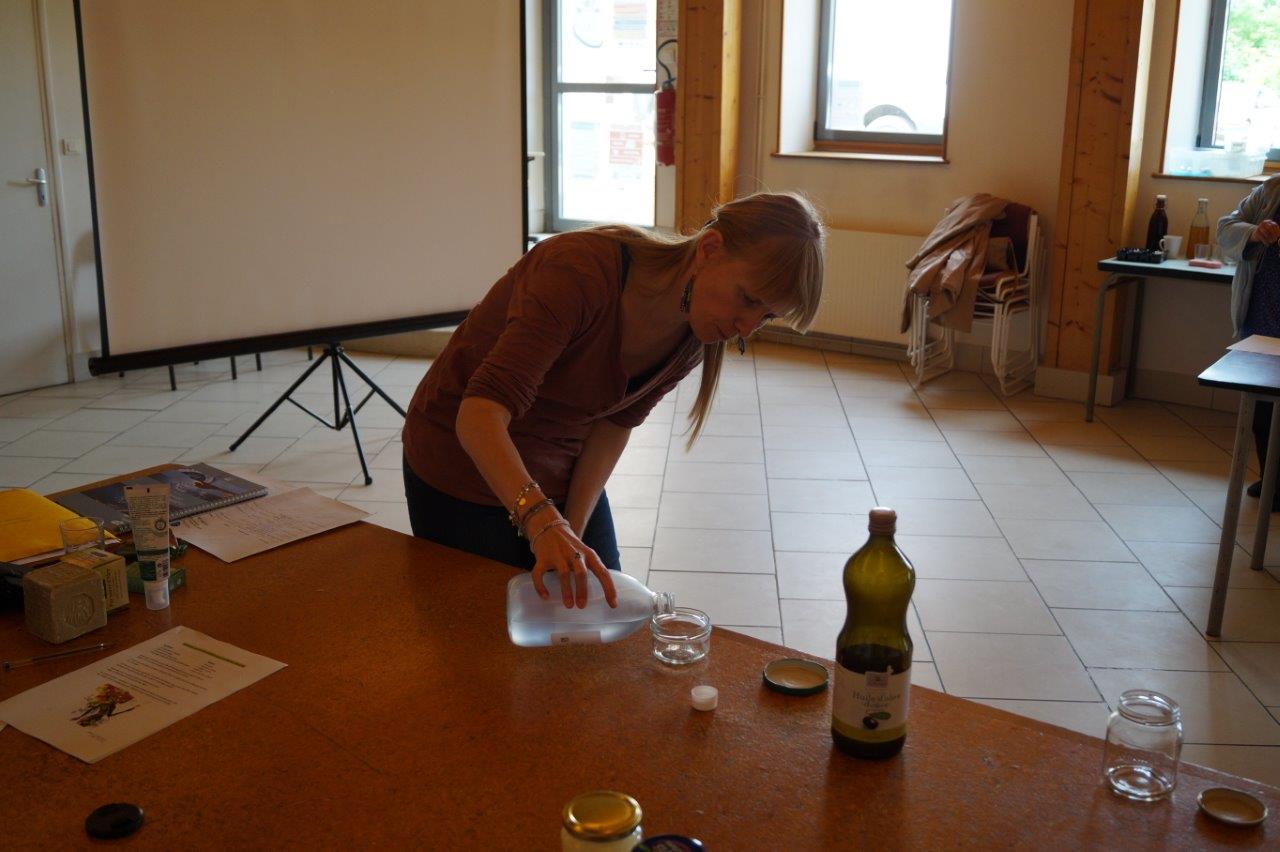 La touche féminine : fabrication d'un liniment oléo-calcaire (démaquillant visage, crème, etc...)