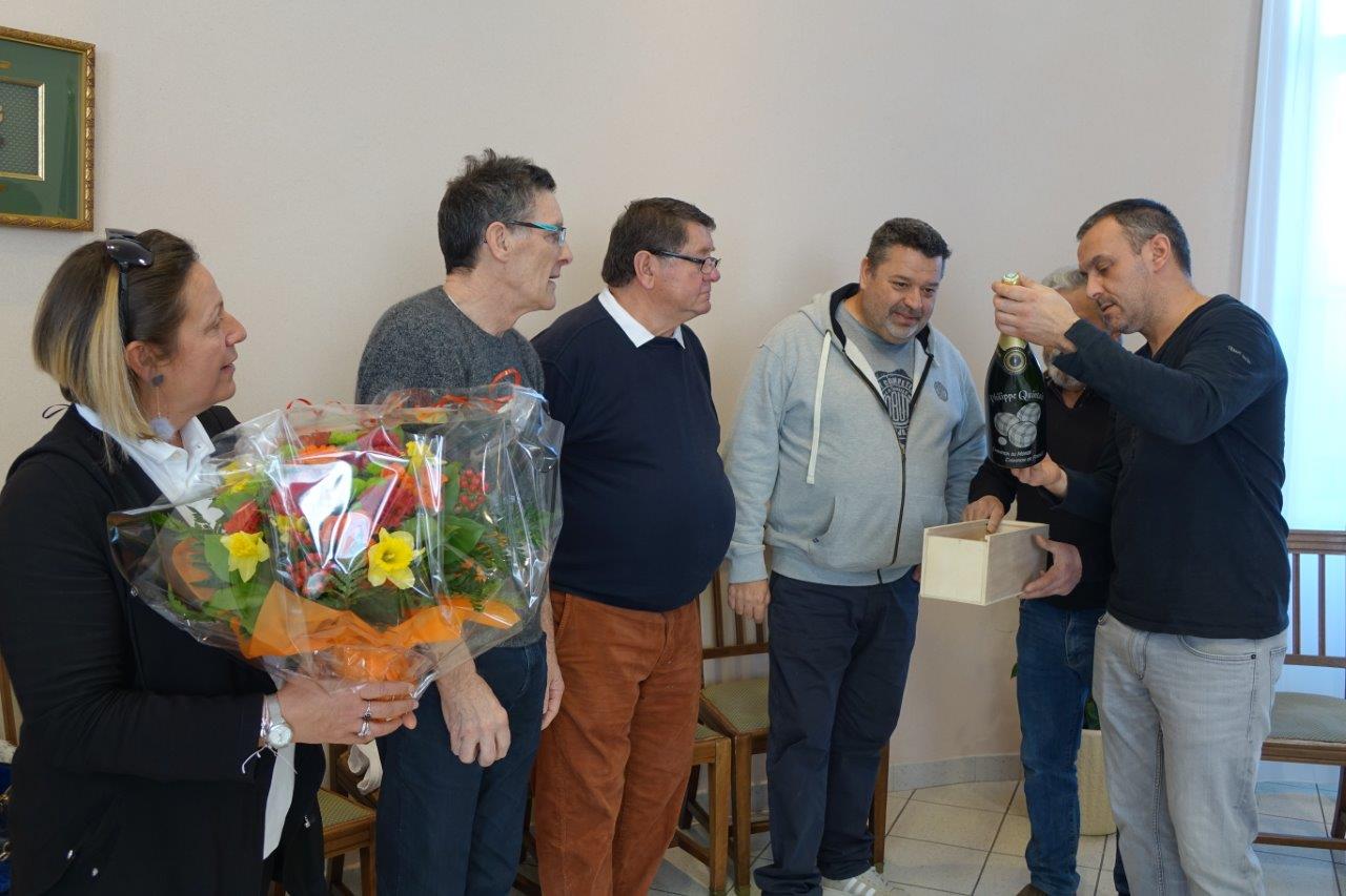 Manuel Cordeiro remet une bouteille du breuvage local à Philippe Quintais au nom de la municipalité...