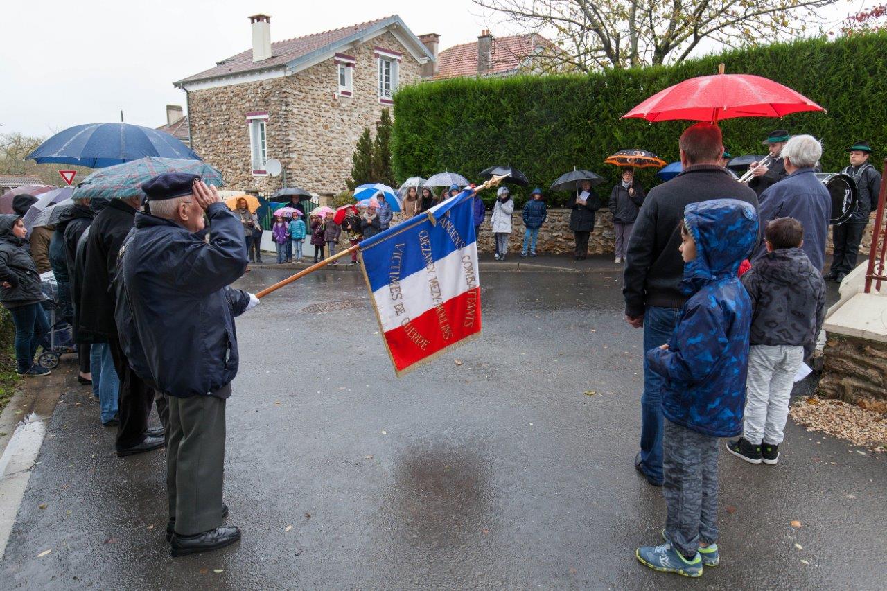 Le drapeau de l'association des Anciens Combattants de Crézancy - Mézy-Moulins était présent ainsi que notamment son président, Georges Pottier.