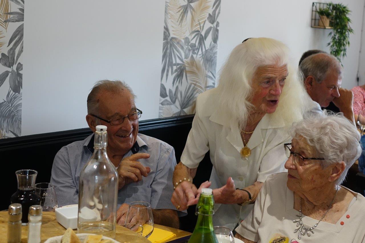 La présidente Josiane Renard (au centre) est heureuse de voir les participants autour "d'une belle table."