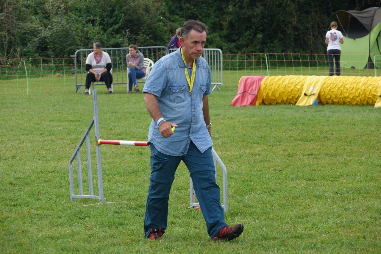 Le juge agility Jean-Claude Philippe était chargé de poser les différents parcours selon les races de chiens en lice....