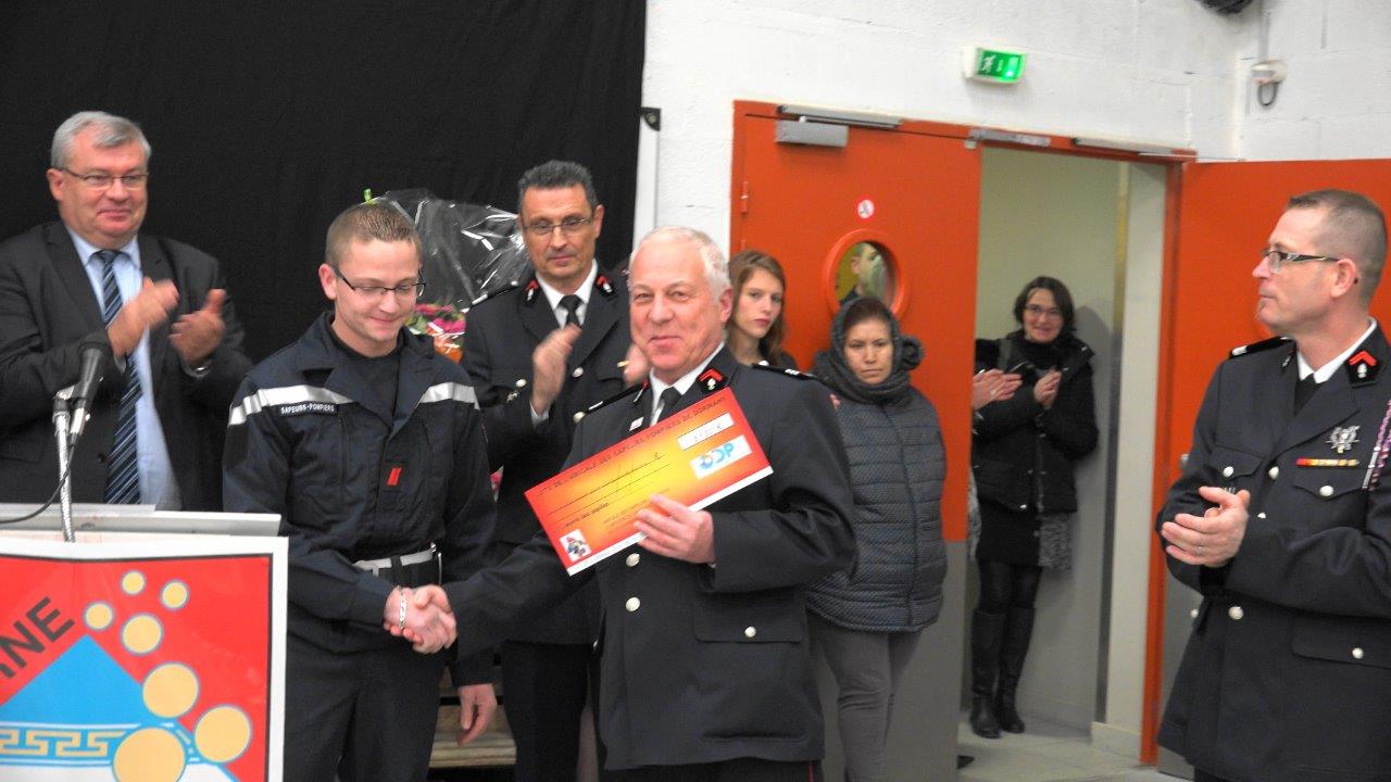 Le sapeur-pompier Mikaël Lamotte remet un chèque de 3 950€ au profit de l'Oeuvre des pupilles orphelins, au Capitaine Hubert Degremont.