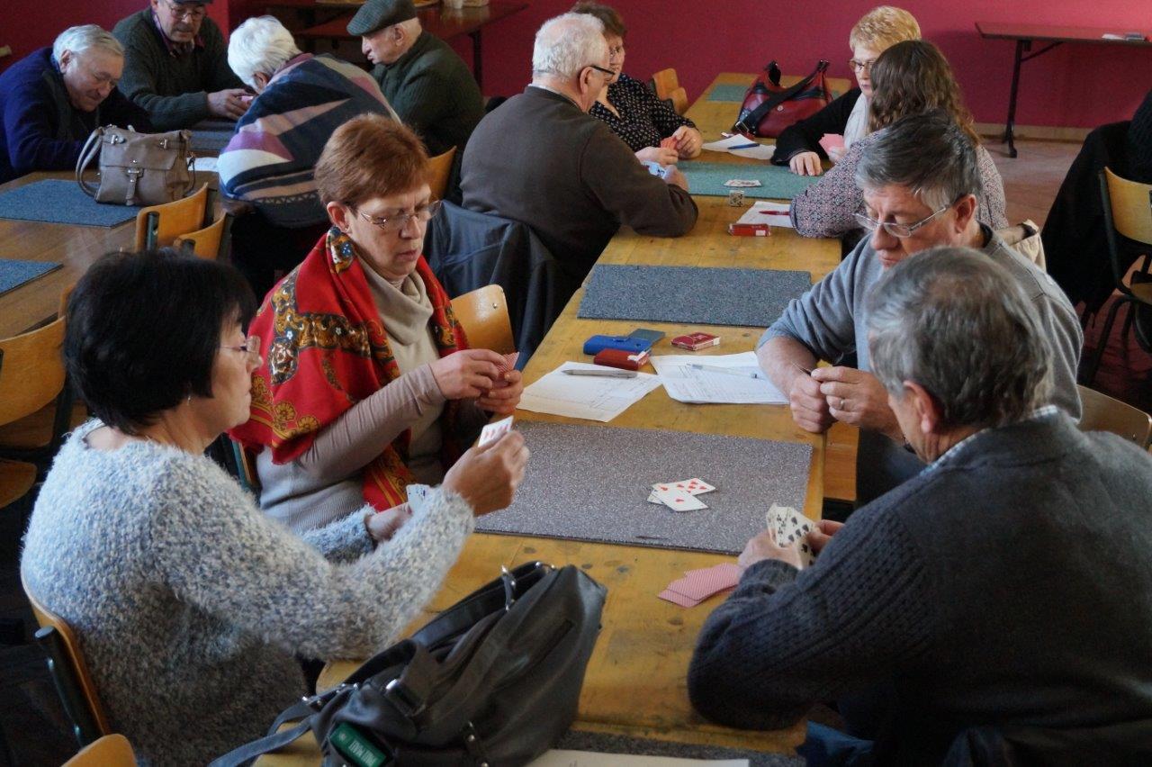 A gauche avec le châle : Brigitte Rahir, la maire de Courboin, a tapé le carton.